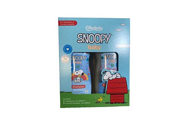 caixa colorida com abertura na parte da frente, onde se encontram duas embalagens verticais, uma de shampoo e outra de condicionador, todos infantis e com ilustrações do personagem Snoopy