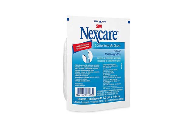 Nexcare-Compressa-de-Gaze-Estéril,-3M embalagem de papel com uma película plástica na parte de trás onde estão gazes