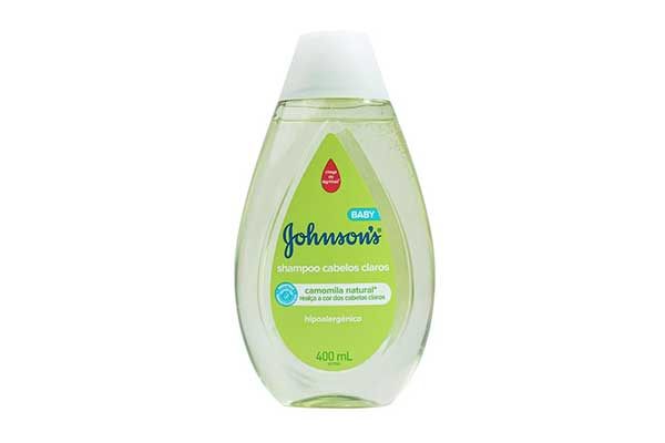 shampoo em embalagem transparente semelhante a uma gota. Dentro dela, há um líquido esverdeado
