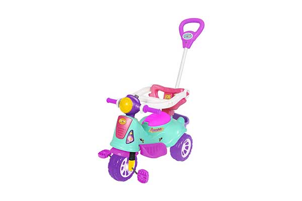 triciclo infantil em verde, rosa e roxo, com proteção em volta da criança e haste na parte de trás, para condução do adulto