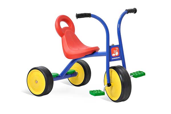 triciclo infantil em amarelo, vermelho e azul, com assento em forma de banquinho