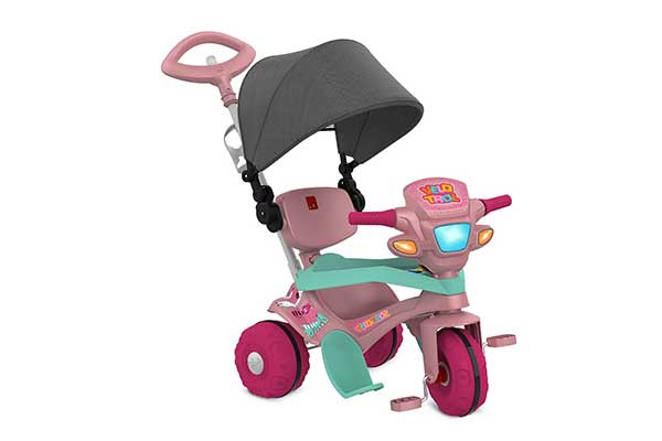 triciclo plástico infantil em rosa e verde, com capota, proteção para a criança e haste na parte de trás, para condução do adulto.