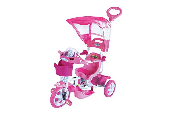 triciclo plástico infantil em branco e rosa, com capota, proteção para a criança e haste na parte de trás, para condução do adulto. A parte da frente tem uma cestinha