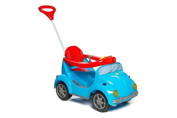 carrinho de passeio plástico, em azul e vermelho, com proteção para a criança e haste na parte de trás, para condução do adulto. Ele tem o formato que imita o do carro de um adulto