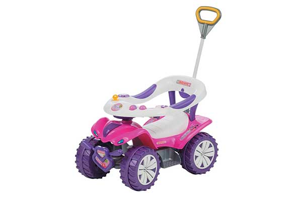 carrinho de passeio plástico, em rosa, roxo e branco, com proteção para a criança e haste na parte de trás, para condução do adulto