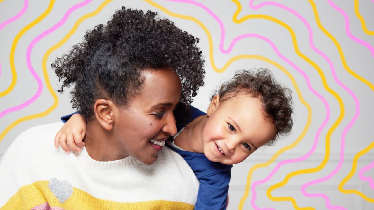 foto de mãe e bebê sorrindo com ilustrações coloridas ao fundo