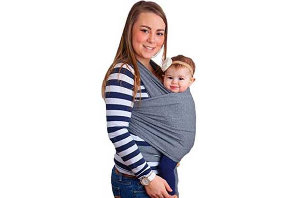 Wrap-Sling-Cinza-Mescla Mulher segurando bebê envolta em um tecido amarrado no corpo dela. As duas olham para a câmera