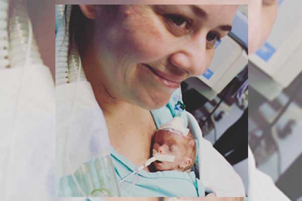Patrícia, na UTI neonatal, com Camila, prematura extrema, no colo
