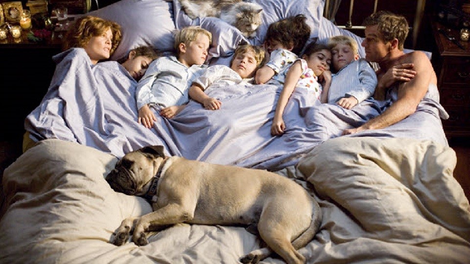 filme o meu, o seu, os nossos Cena do filme: pais e muitos filhos deitados na mesma cama, também com um cachorro