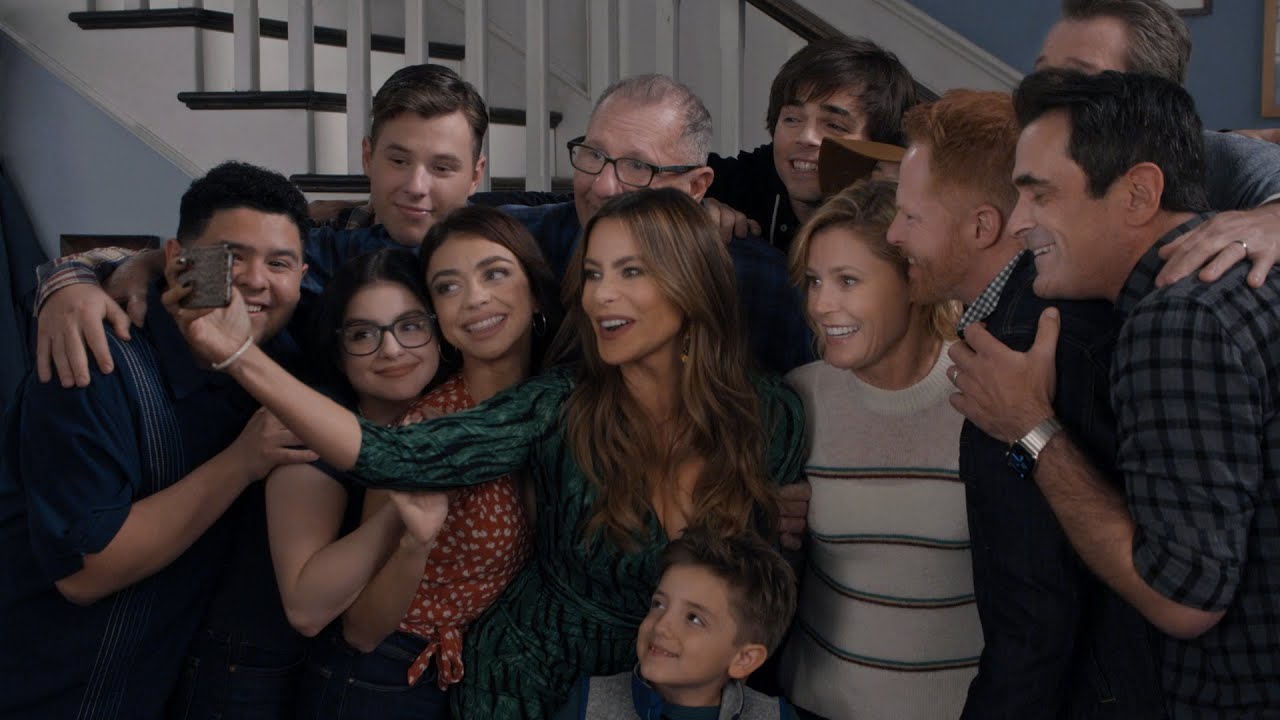 Cena de Modern Family com todos os integrantes da família fazendo uma selfie