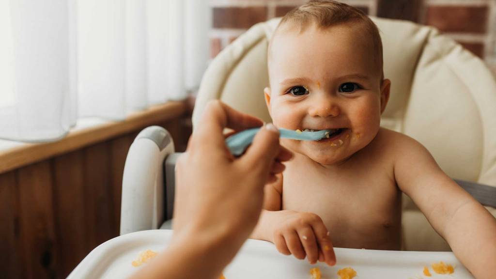 Introdução alimentar sem mistério: tudo sobre o que, quando e como oferecer os primeiros alimentos