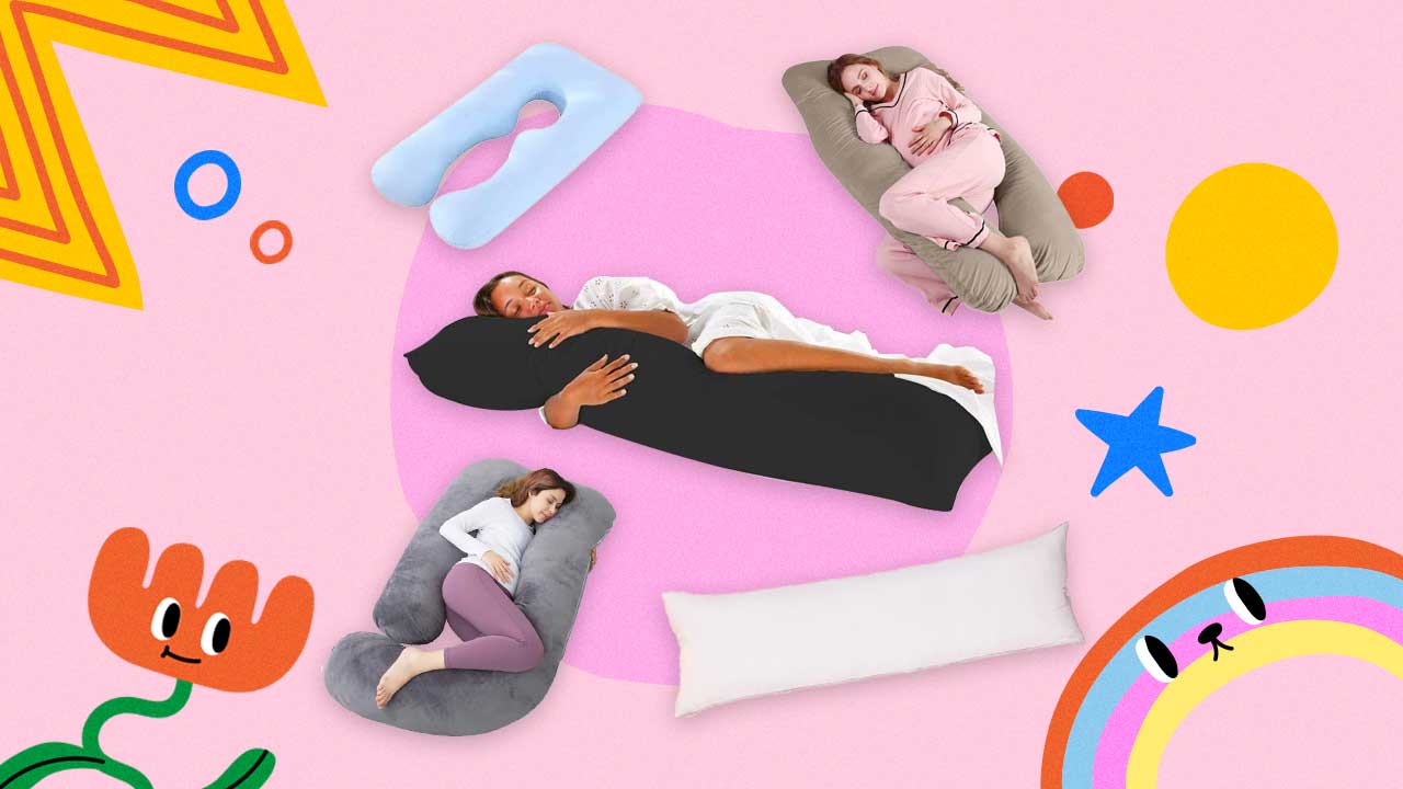 imagens de mulheres deitadas em travesseiros em formato de U e de outros travesseiros semelhantes sozinhos em um fundo colorido