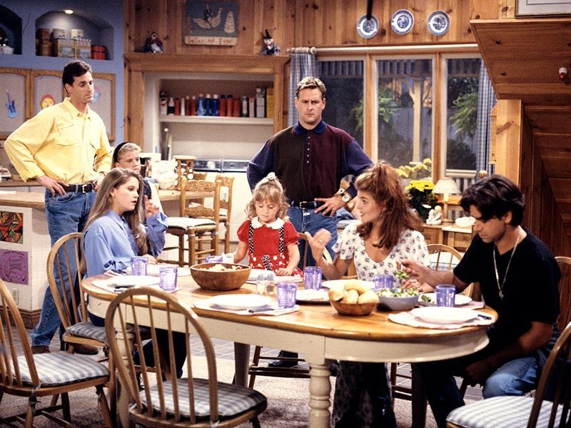 Três é demais Cena da série em que a família está na cozinha