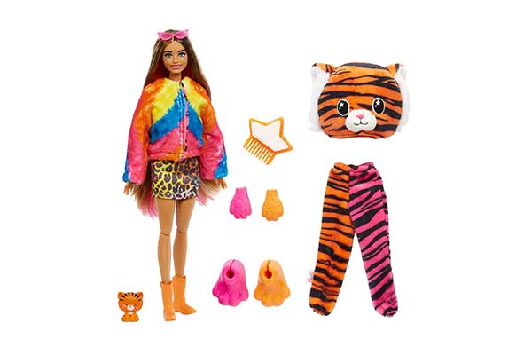 boneca Barbie com roupa colorida, ao lado de acessórios e de uma roupa de tigre