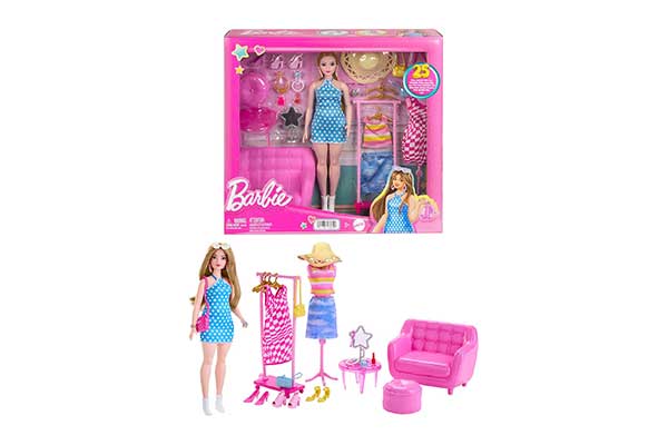 acima, caixa de papel com brinquedos da Barbie dentro. Abaixo, os mesmos brinquedos fora da caixa: uma boneca, uma arara com roupas e uma poltrona
