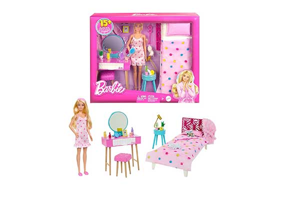 acima, caixa de papel com brinquedos da Barbie dentro. Abaixo, os mesmos brinquedos fora da caixa: Uma boneca, uma penteadeira e uma cama