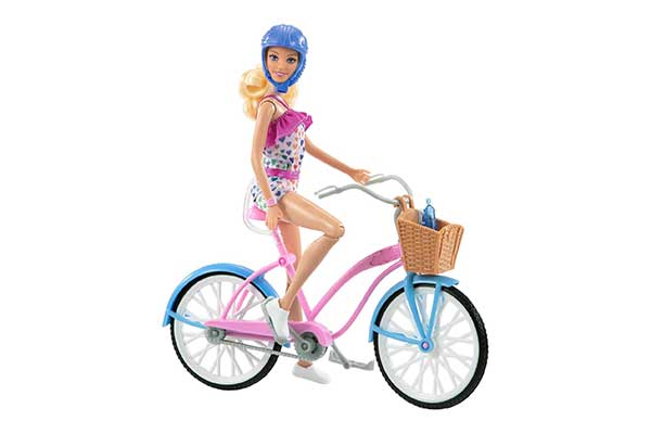 boneca Barbie de capacete, sentada em uma bicicleta com cestinha