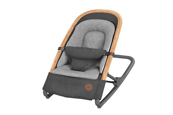 Cadeira de balanço de bebê em cinza com detalhes marrons.