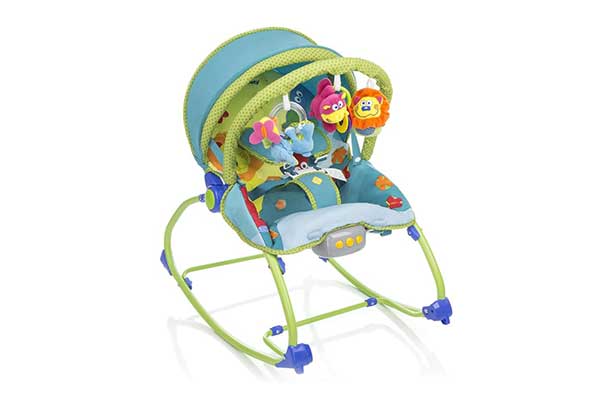 Cadeira de balanço para bebê. É toda colorida e tem uma capota. Possui um arco colorido, que fica posicionado acima do bebê, onde estão brinquedos de pelúcia em formato de bichinhos.
