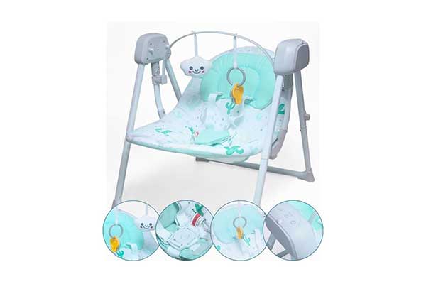Cadeira de balanço para bebê. É verde e branca, com estampas de cactos no assento. Possui um arco, que fica posicionado acima do bebê, onde estão pendurados brinquedos.
