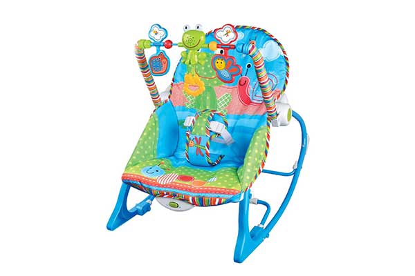 Cadeira de balanço para bebê. É toda colorida e possui um arco onde brinquedos estão pendurados