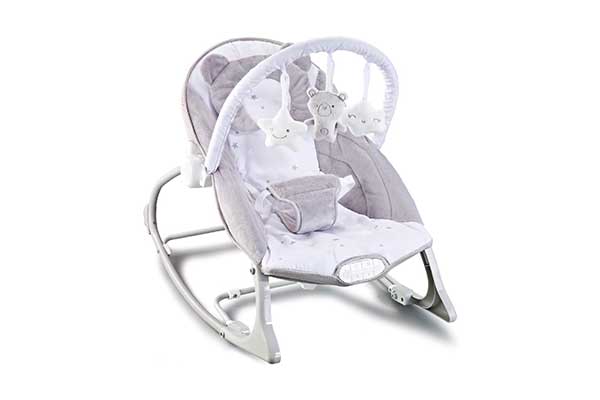 Cadeira de balanço para bebê. É cinza e branco, com estampas de estrelas no assento. Possui um arco, que fica posicionado acima do bebê.