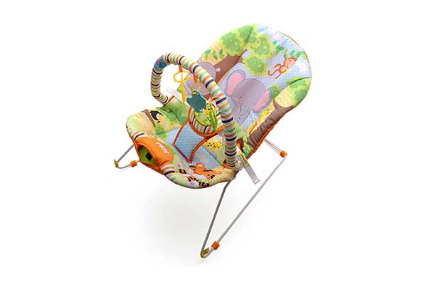 Cadeira de balanço para bebê. É toda colorida, com estampas de animais. Possui um arco colorido, que fica posicionado acima do bebê.