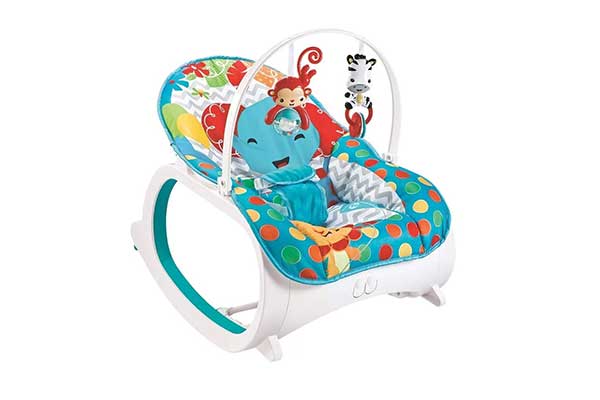 Cadeira de balanço para bebê. É colorida, com estampas no assento. Possui um arco, que fica posicionado acima do bebê, onde estão pendurados brinquedos em forma de zebra e de macaco.
