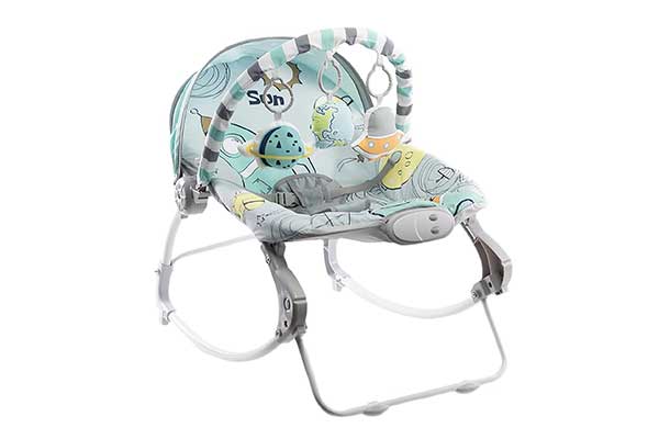 Cadeira de balanço para bebê. É colorida e possui um arco colorido, que fica posicionado acima do bebê, onde estão brinquedos de pelúcia que remetem ao espaço sideral.