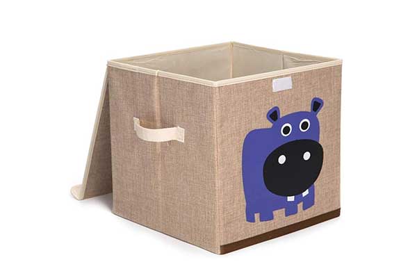 Caixa organizadora quadrada com o desenho de um hipopótamo.