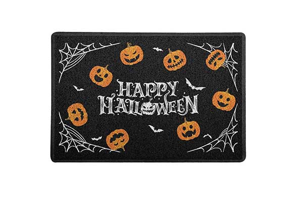 tapete de porta preto com desenhos de abóboras com rostos, teias de aranha e a inscrição Happy Halloween