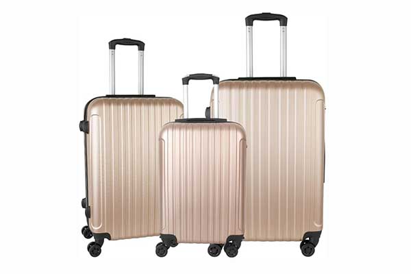 três malas de viagem retangulares e de rodinha lado a lado. Elas têm tamanhos diferentes