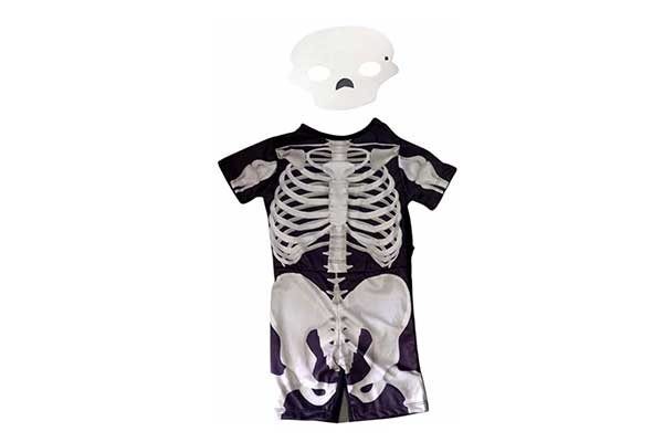 fantasia infantil formada por macacão curto preto com estampa de ossos, remetendo a um esqueleto e máscara de caveira