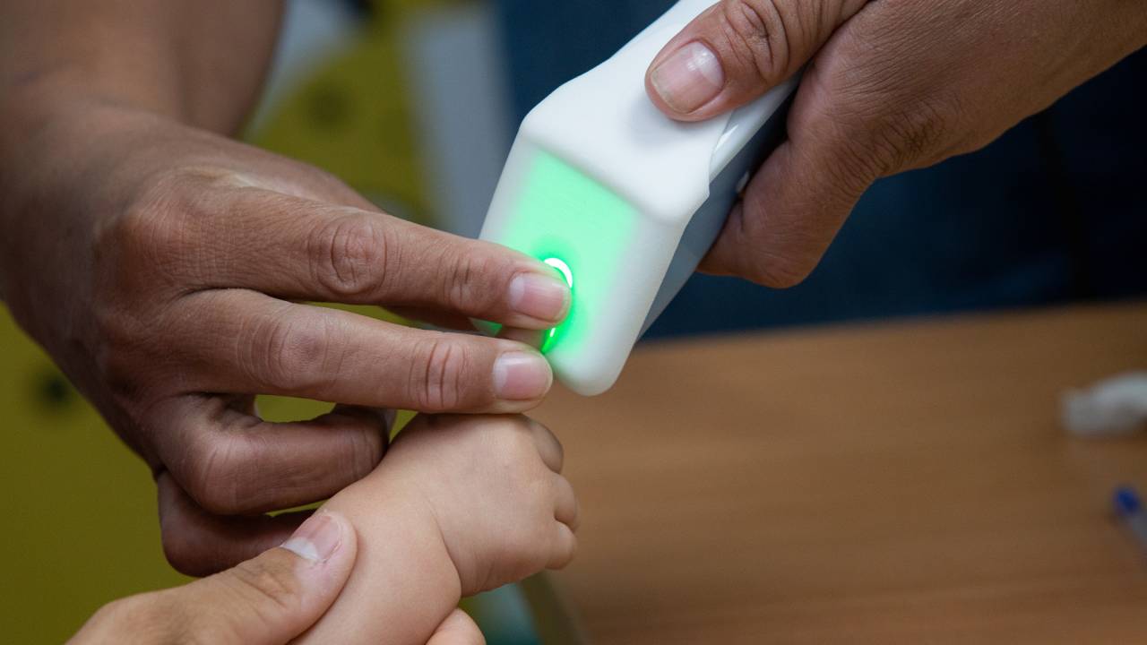 impressões digitais do bebê sendo coletadas pelo scanner
