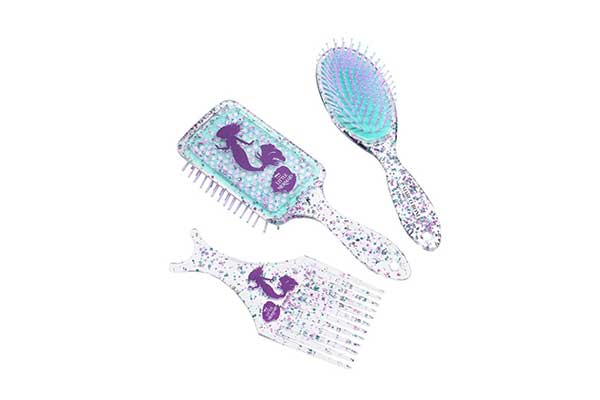 pente de dentes largos e duas escovas transparentes, com glitter e desenho da cauda de uma sereia