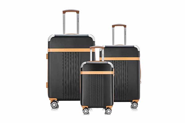 três malas de viagem retangulares e de rodinha lado a lado. Elas têm tamanhos diferentes