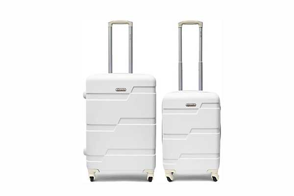 duas malas de viagem retangulares e de rodinha lado a lado. Elas têm tamanhos diferentes