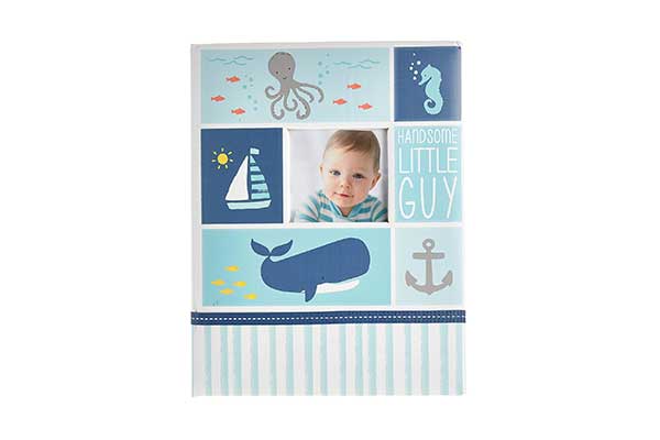 Capa de um livro azul dividida em vários retângulos. Dentro de um deles há a foto de um bebê. Nos outros, há ilustrações de com temática náutica, como barco e cavalo marinho.