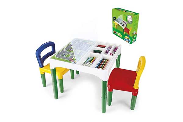 Jogo infantil com mesa e duas cadeiras coloridas. A parte de cima da mesa tem, de um lado, um adesivo colorido que simula o desenho das ruas de uma cidade. No outro, há vários compartimentos onde estão guardados lápis, canetinhas e outros objetos de papelaria.