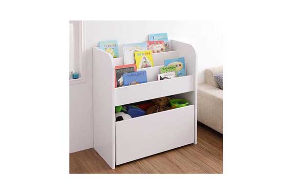 Organizador-de-livros-com-baú-Austin---WoodCore Pequena estante com livros na parte de cima e um baú na parte de baixo, onde há brinquedos guardados.