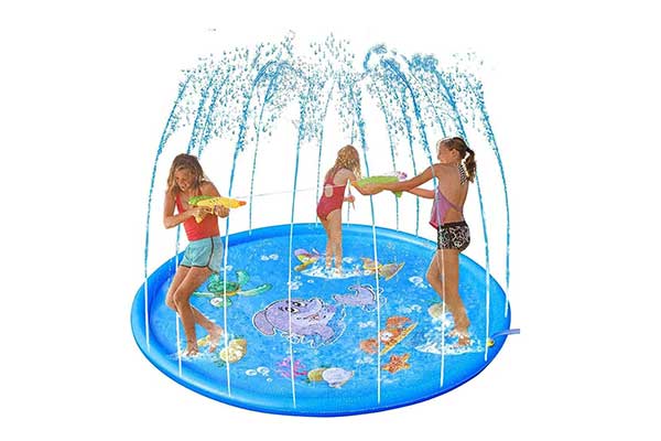 três meninas em pé em uma piscina que tem pequenos chafarizes. Elas estão brincando com arminhas de água