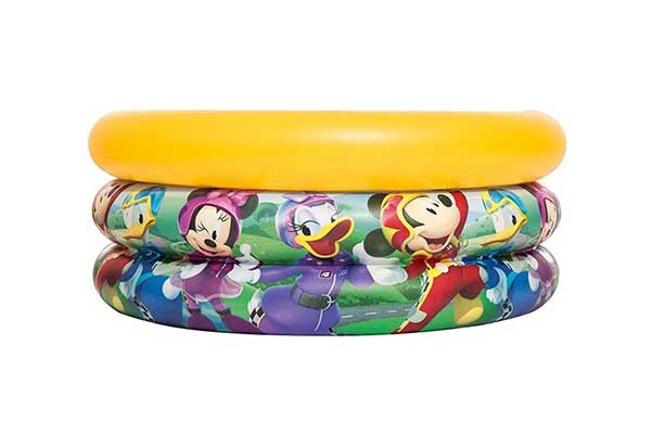 piscina infantil inflável, redonda e colorida, com desenhos do universo do personagem Mickey Mouse