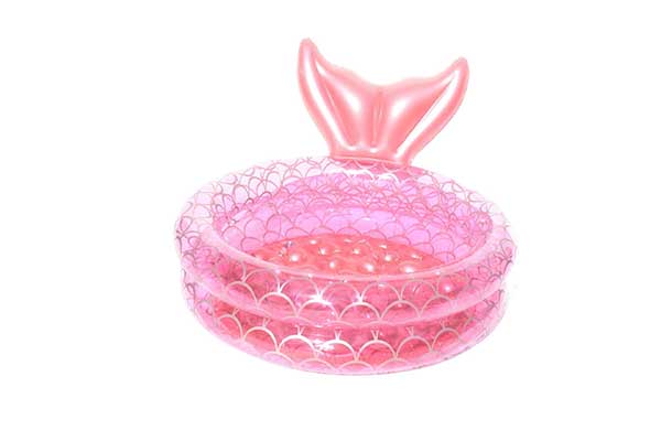 piscina infantil inflável, redonda e rosa, com uma cauda que a deixa semelhante à cauda de uma sereia