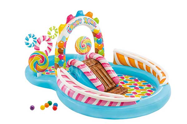 piscina infantil inflável com arco, escorregador e desenhos de doces