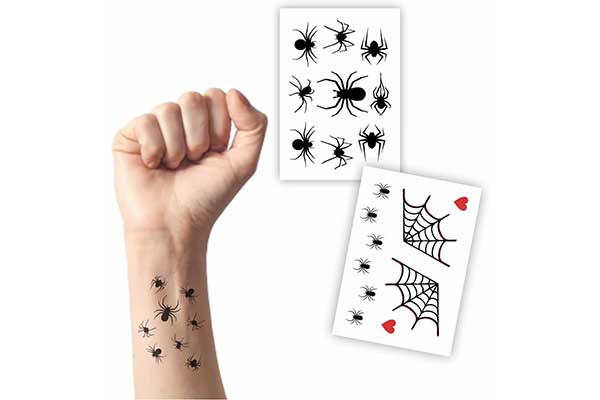 mão de uma criança com tatuagem em formato de insetos. Ao lado, cartelas com desenhos de aranha, teia e coração