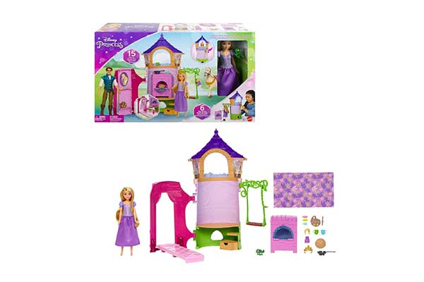 caixa de papelão com desenho de um brinquedo que é a torre da princesa Rapunzel. Abaixo, estão os objetos da torre e uma boneca