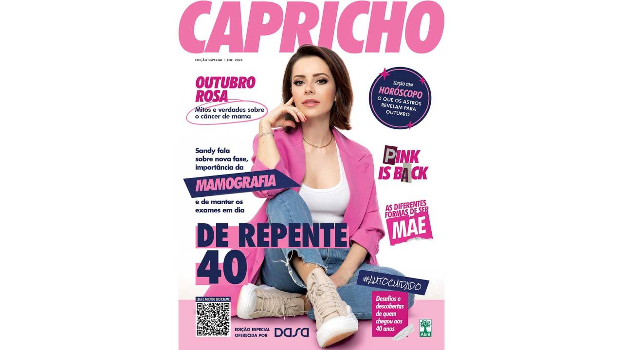 cantora Sandy, sentada, com um cotovelo apoiado em um joelho, na capa da revista Capricho