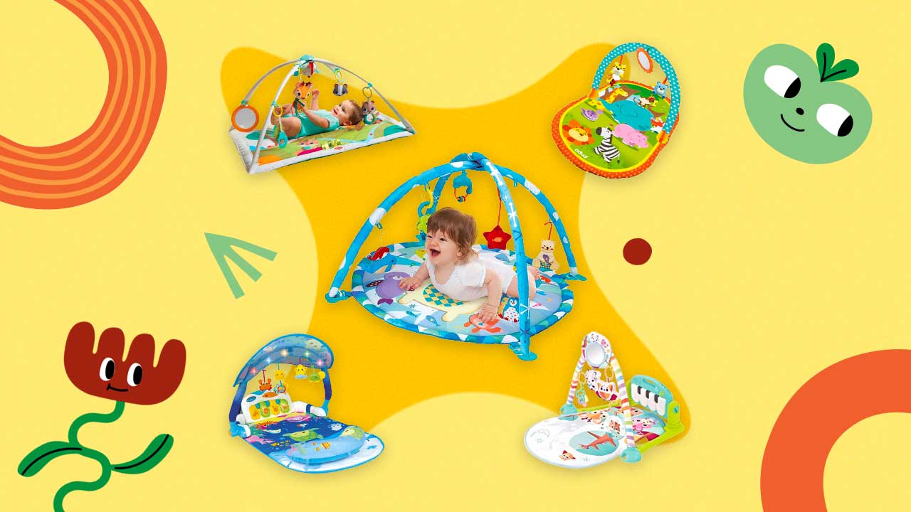 cinco tapetes de atividades para bebês dispostos lado a lado em um fundo colorido