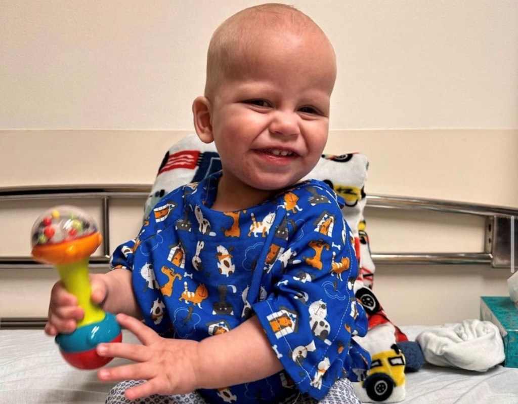 Benny, agora curado, passou por tratamento tecnológico para Retinoblastoma
