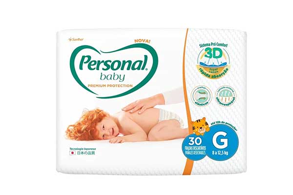 Pacote de fraldas branco retangular, com a imagem de um menino deitado em uma cama sorrindo e de bruços. A mão de uma adulta está nas costas dele